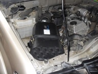 Filtro de aire Donaldson PowerCore instalado en una camioneta Toyota Hilux